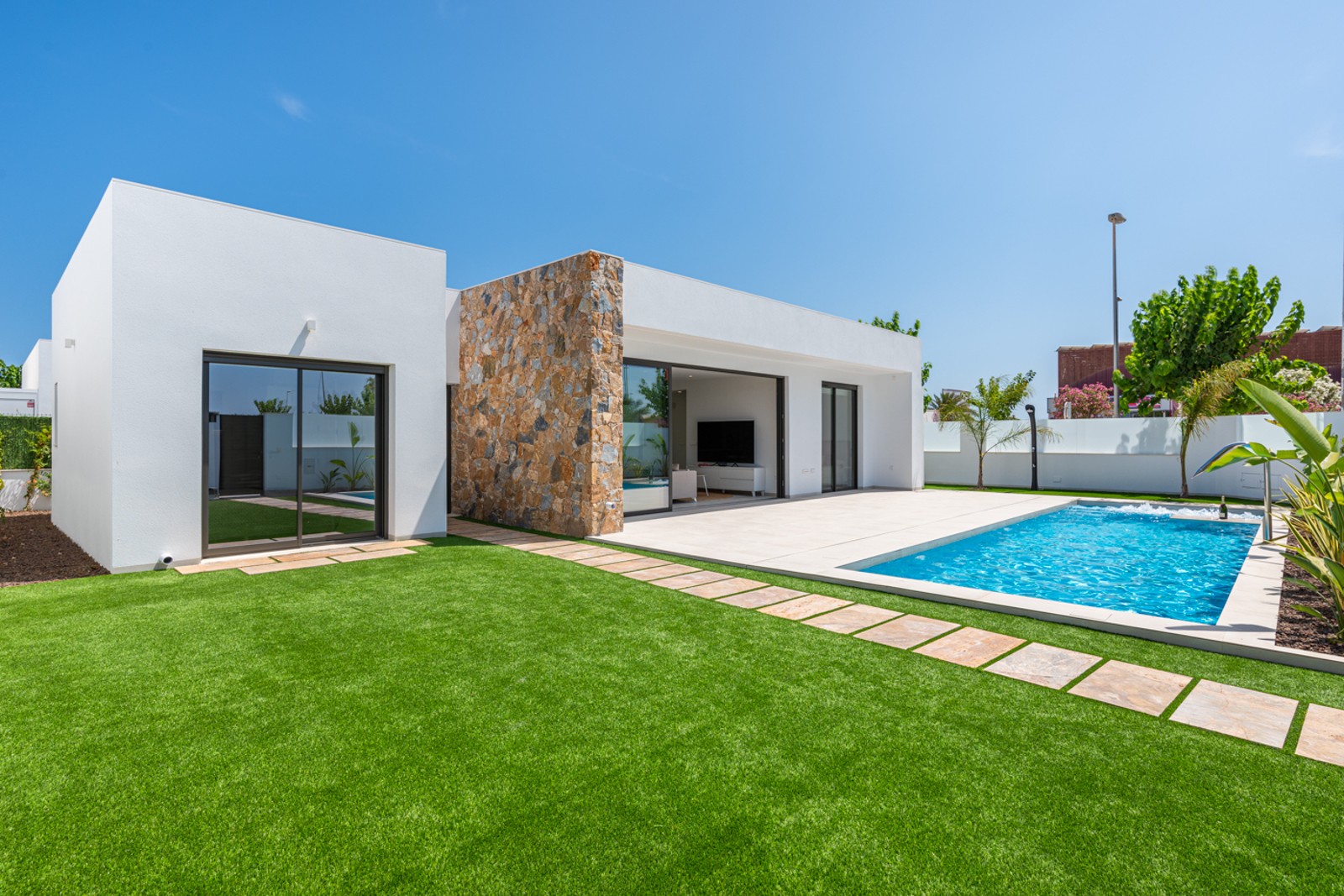 Vrijstaande luxe villa met zwembad op korte afstand van de zee in Los Alcazares  1